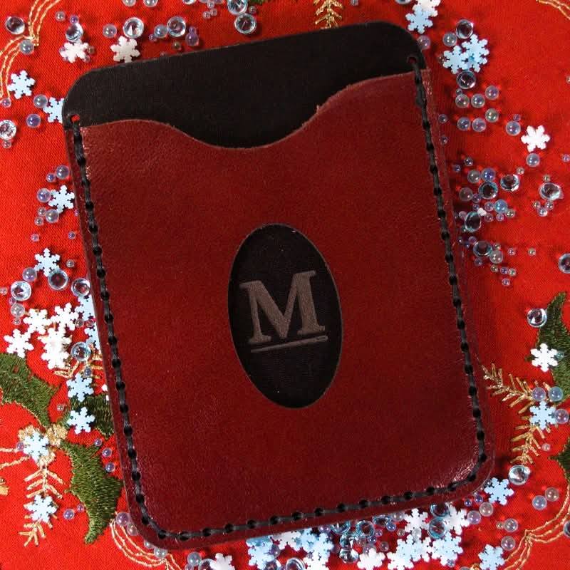 Thumb slot bank card holder with Metsala logo